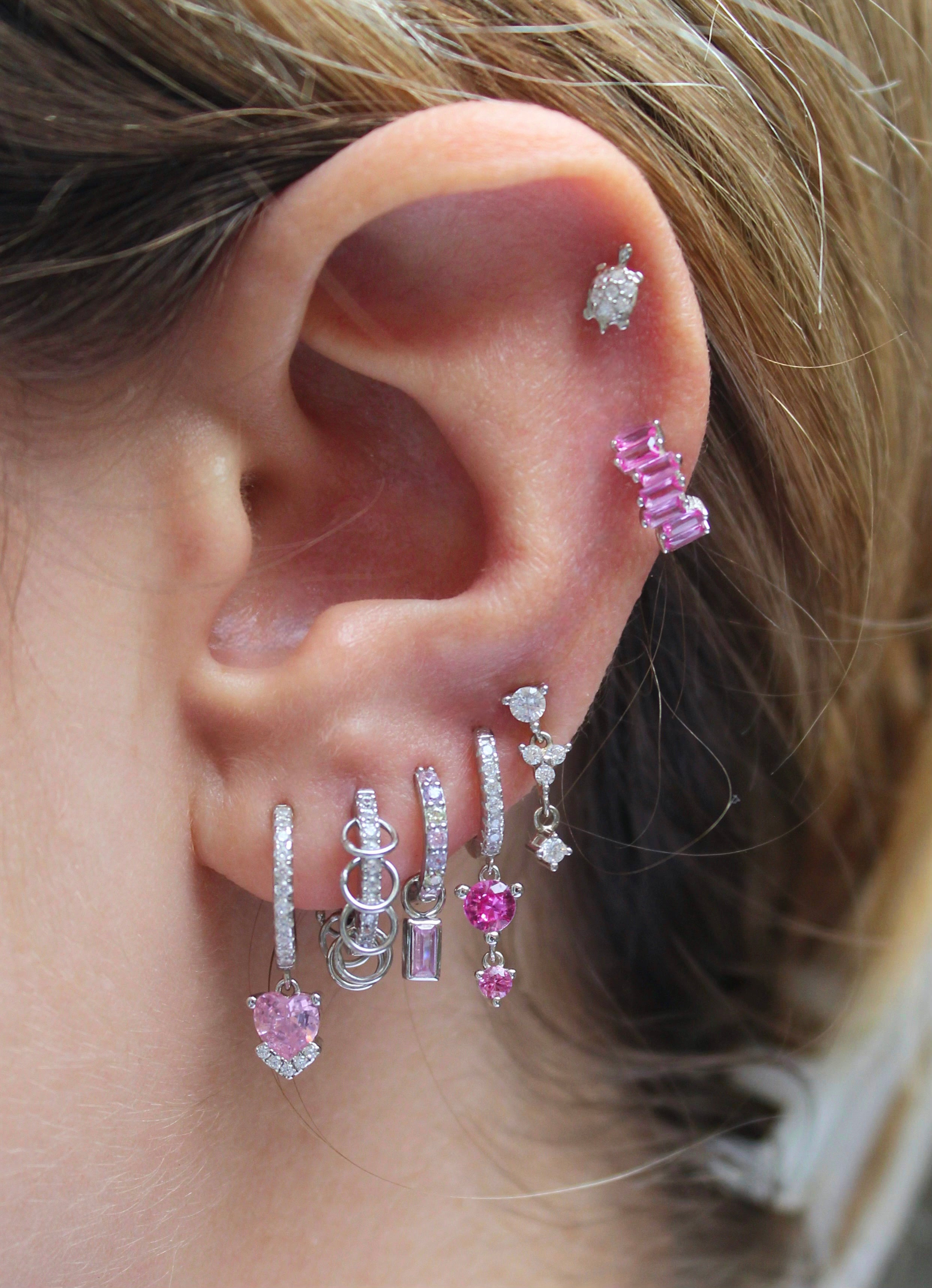 Pendientes de aro de oro rubí con circonitas cúbicas y cristales baguette