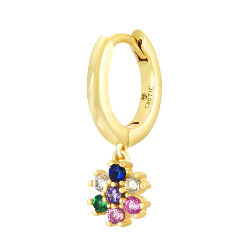 Aro Huggie dorado con flor de margarita y circonitas múltiples