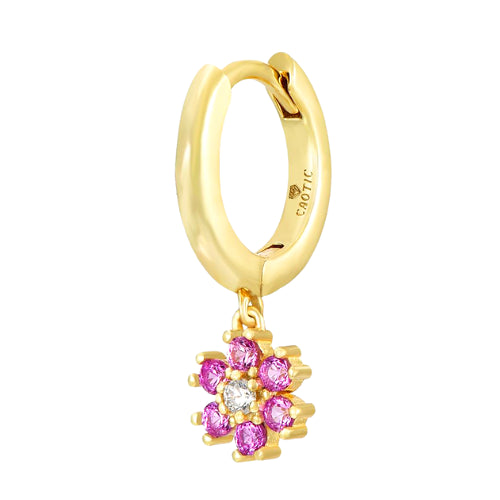 Aro Huggie dorado con flor de margarita rosa y circonitas cúbicas