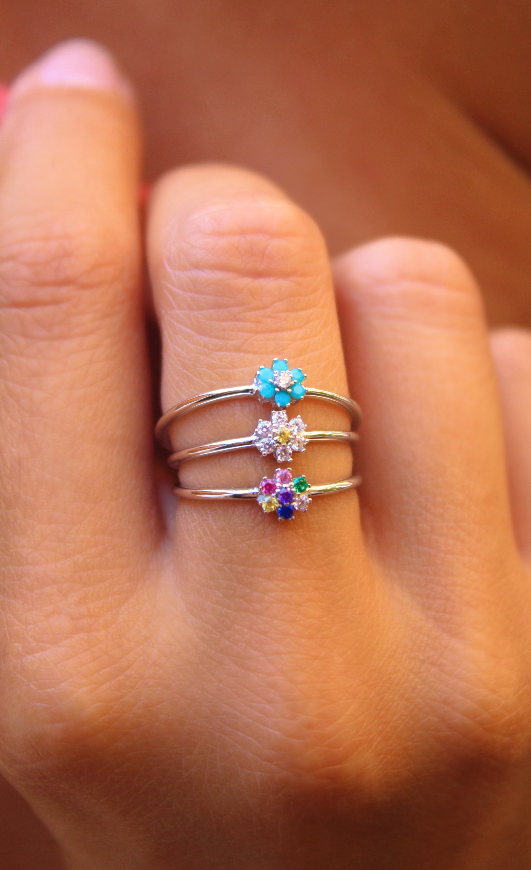 Anillo de plata con flor de margarita y circonitas arcoíris