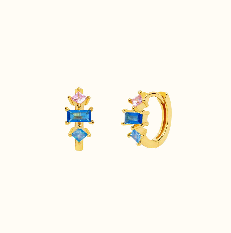 Aro Huggie dorado con triple circonita en colores pastel Trilogy