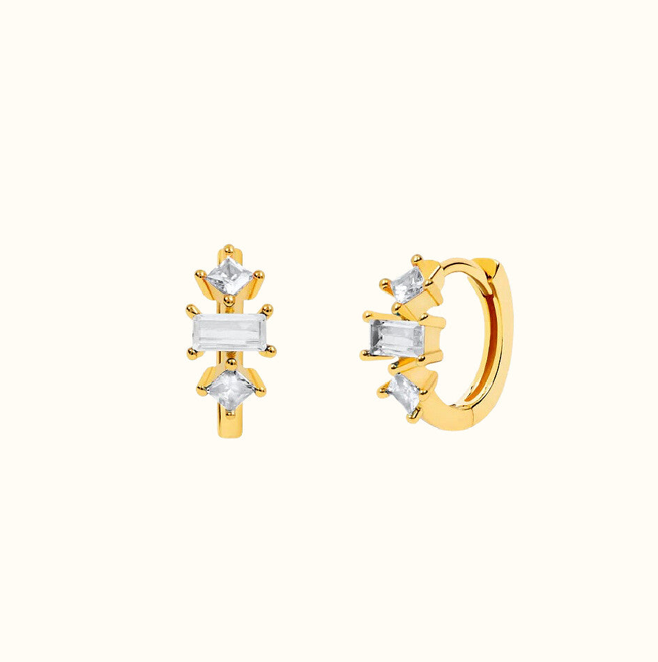 Aro Huggie de oro con triple circonita trilogía