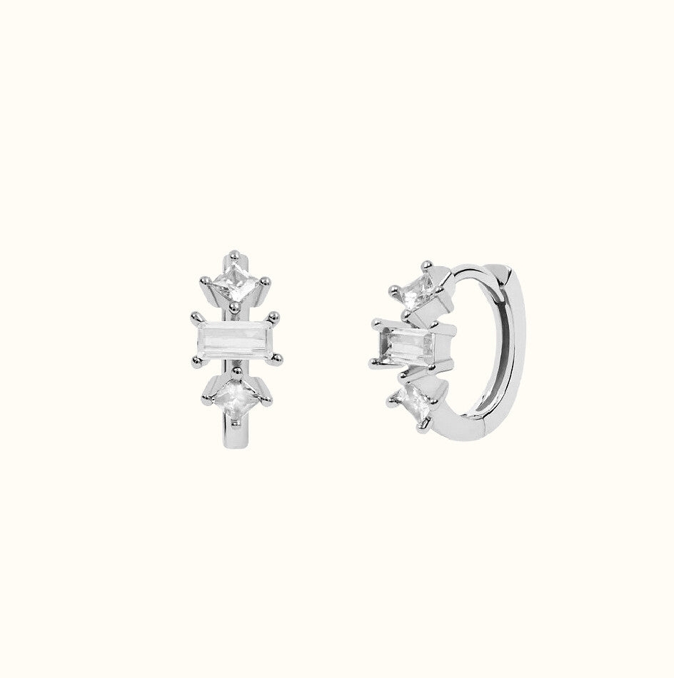 Aro Huggie de plata con triple circonita cúbica