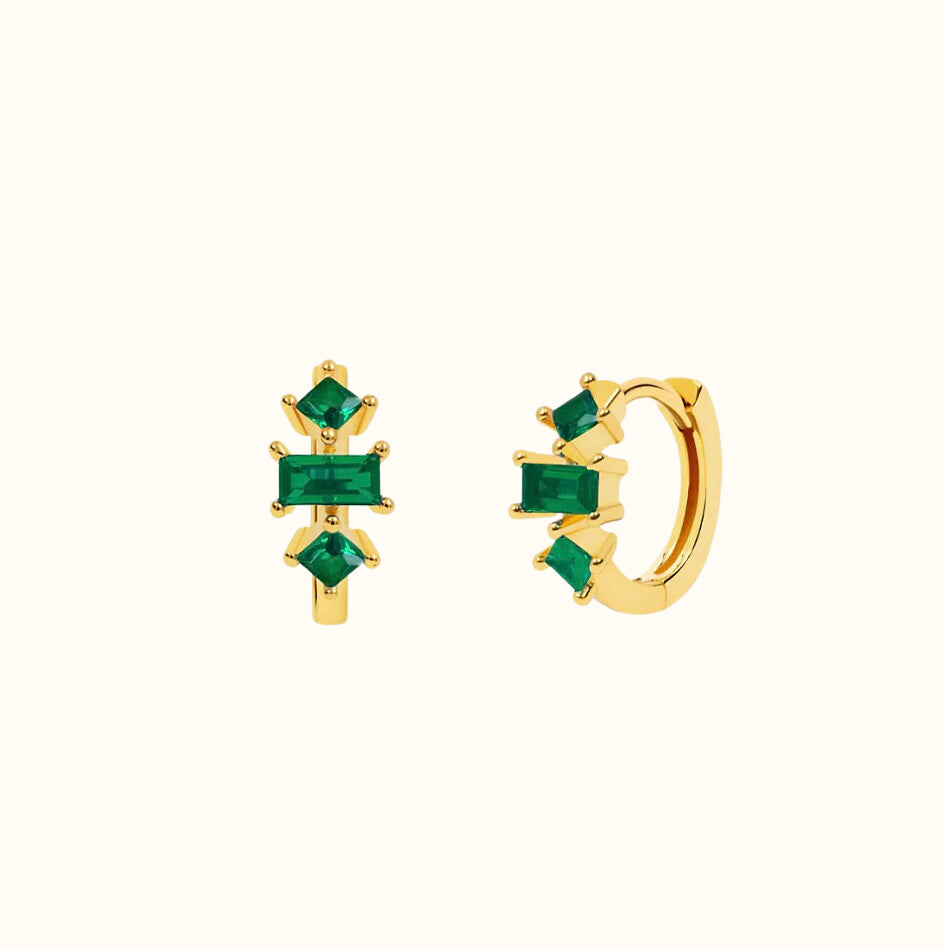 Aro Huggie dorado con triple circonita verde y trilogía