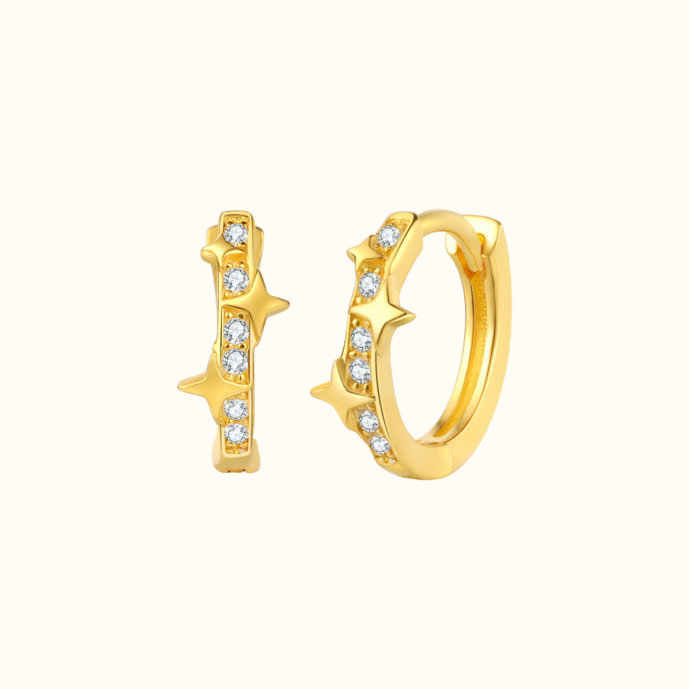 Aro Huggie de oro con triple estrella y circonitas cúbicas