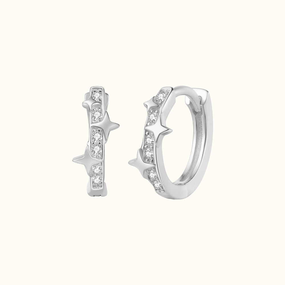 Aro Huggie de plata con triple estrella y circonitas cúbicas