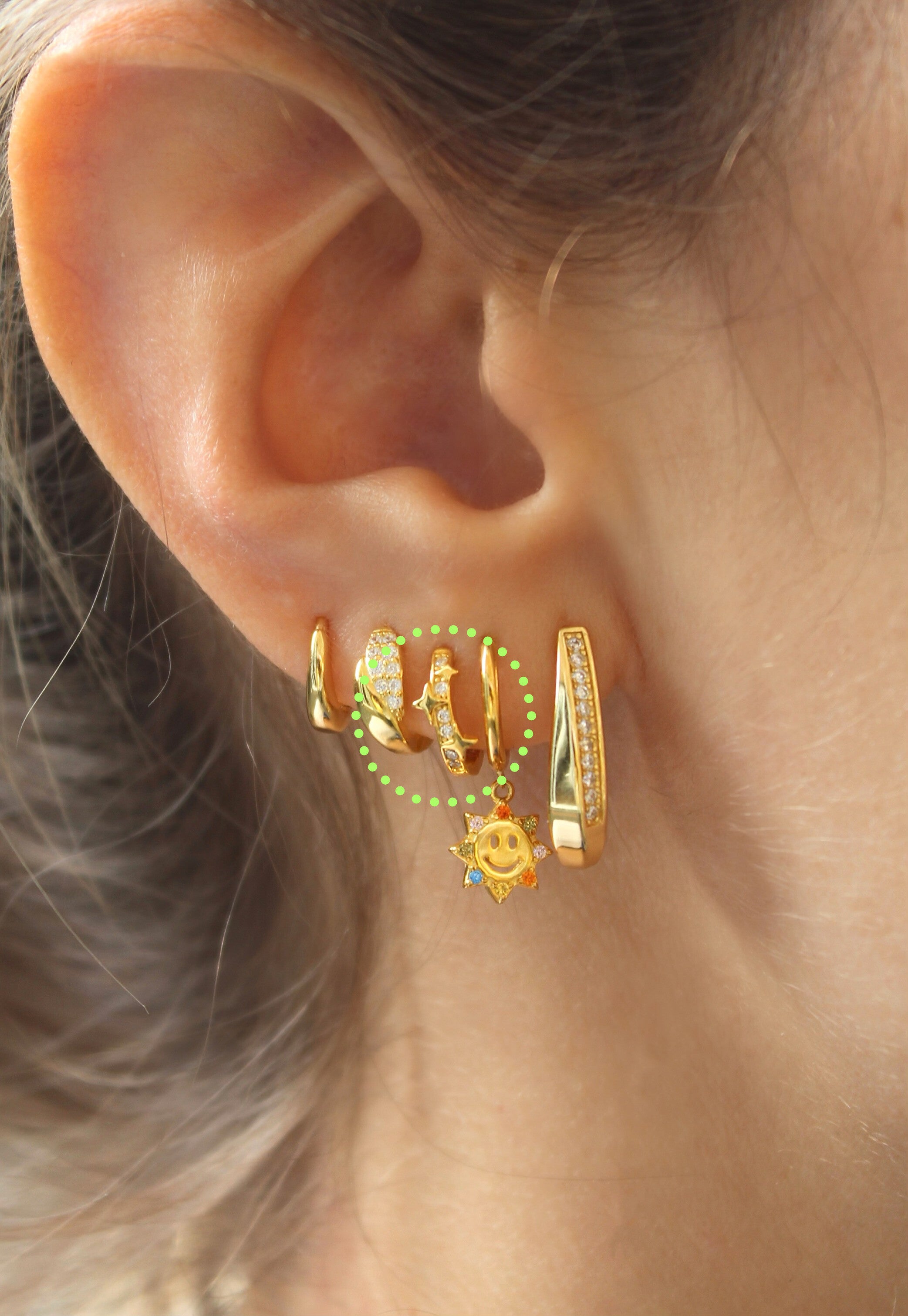 Aro Huggie de oro con triple estrella y circonitas cúbicas