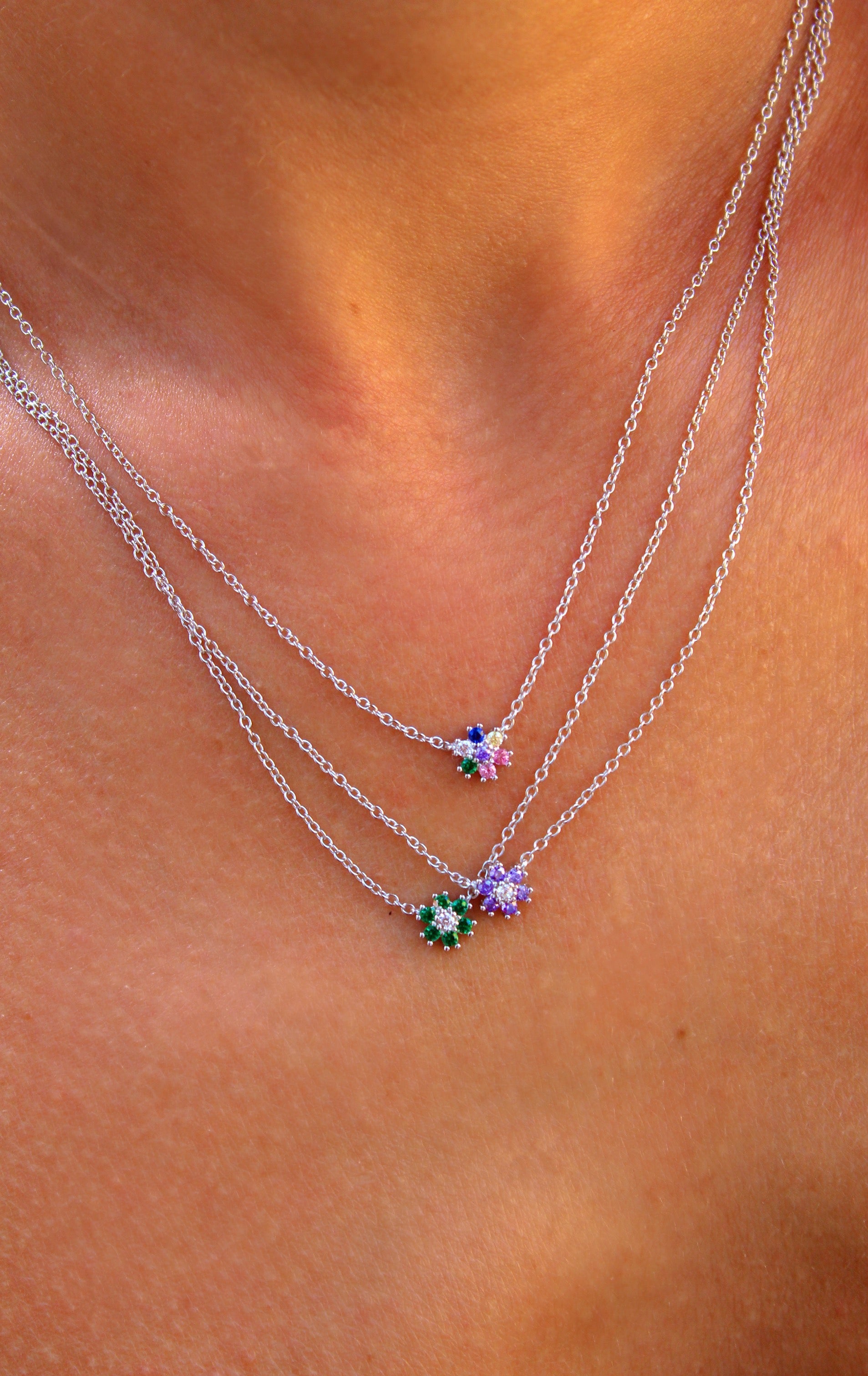 Collar de plata con flor de margarita y circonitas lilas